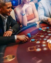 Pengguna menikmati layanan hiburan live games melalui koneksi mobile dan desktop